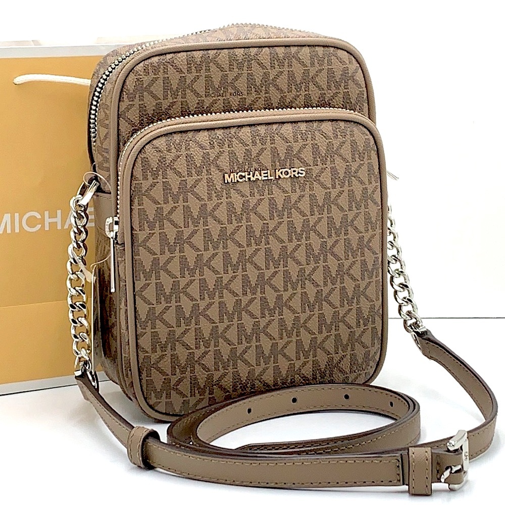 MICHAEL KORS
Jet Set Travel Medium Signature Logo Crossbody Bag
COLOR DUST